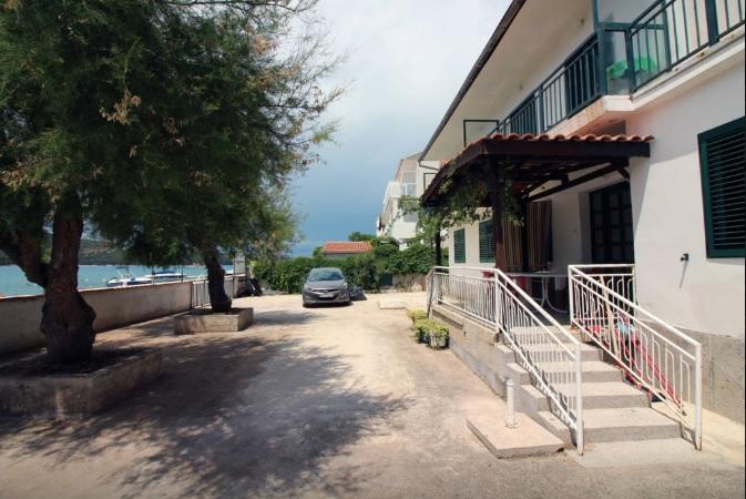 Waterfront Apartments Тисно Екстериор снимка